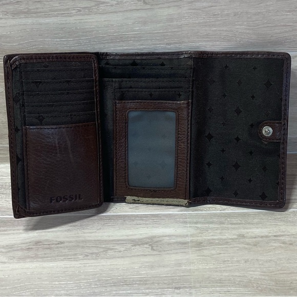 FOSSIL / Ladies Brown Leather and Tan Metallic Tri Fold Wallet - Picture 3 of 10